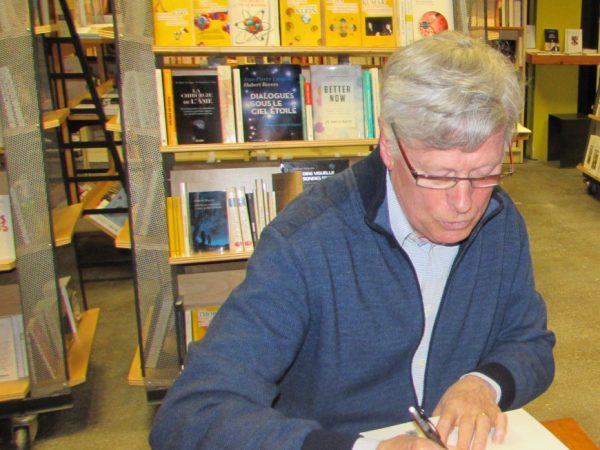 Aurel Losier en séance de signature.